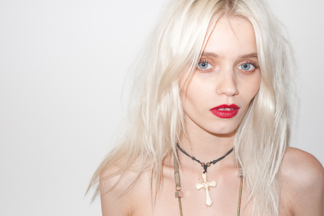 http://www.designscene.net/wp-content/uploads/2011/10/Abbey-Lee-Kershaw-by-Terry-Richardson-DesignSceneNet-05.jpg