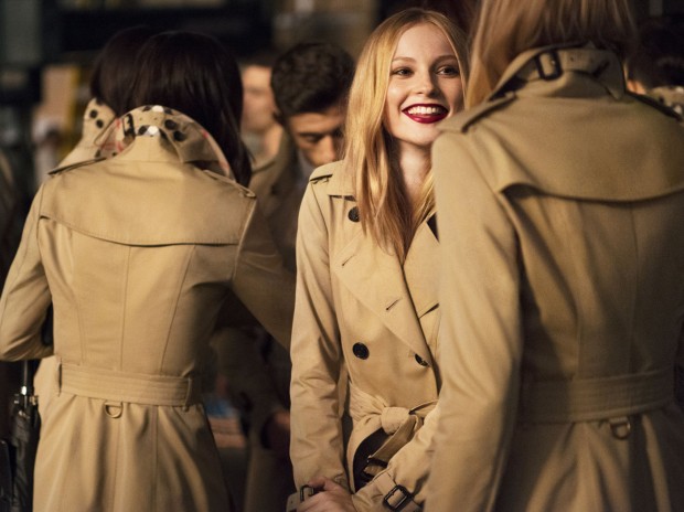 BURBERRY-FESTIVE-2014-(13)