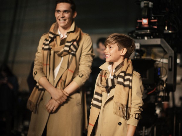 BURBERRY-FESTIVE-2014-(33)