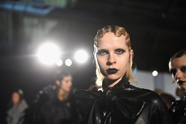 Marc-Jacobs-BTS-fw16-(17)