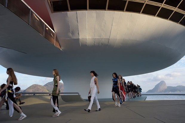 LouisVuitton2017Cruise-51