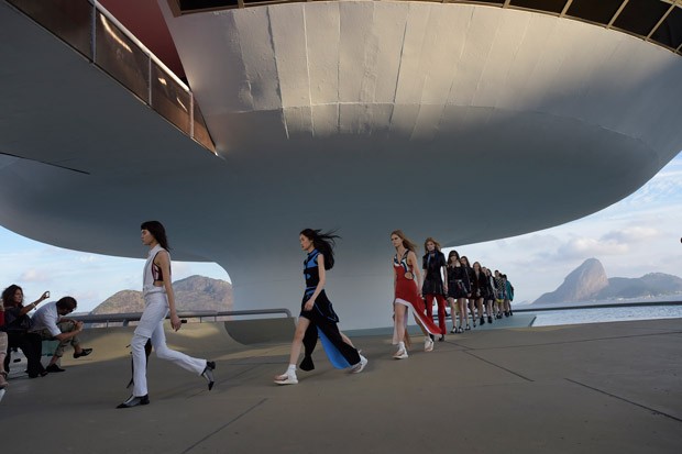LouisVuitton2017Cruise-52