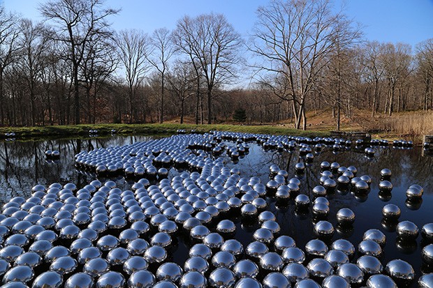 yayoi-kusama-narcissus-garden--designscene-(7)