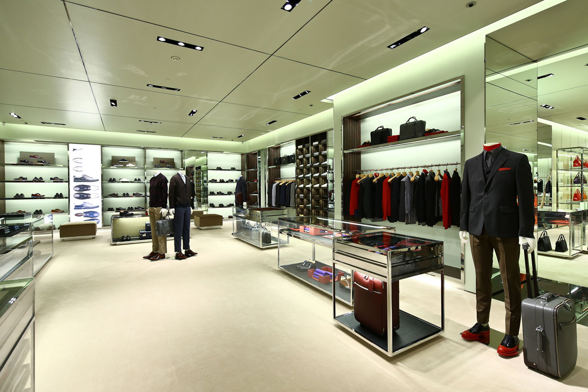 Цум мужская одежда. Бутик Prada. Первый бутик Прада в Москве. Prada магазин. Магазин Прада в Москве.
