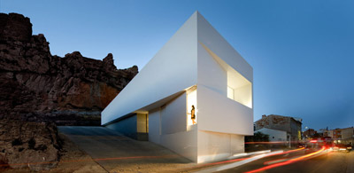 Fran Silvestre Arquitectos’s House on the Castle Mountainside