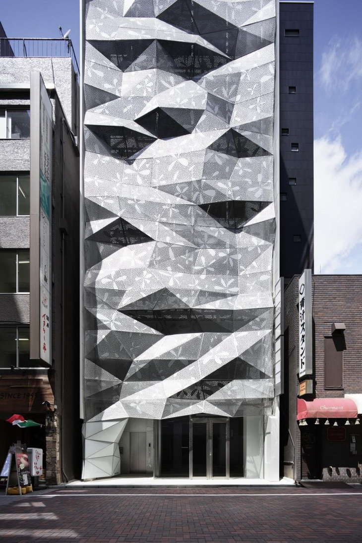Amano Design Office Shapes An Eye-Catching Building in Ginza