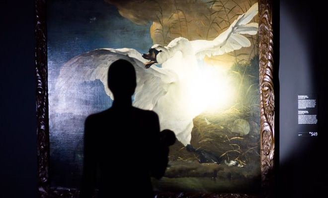 VIDEO: Valentijn De Hingh in Nightwatch by Viktor & Rolf