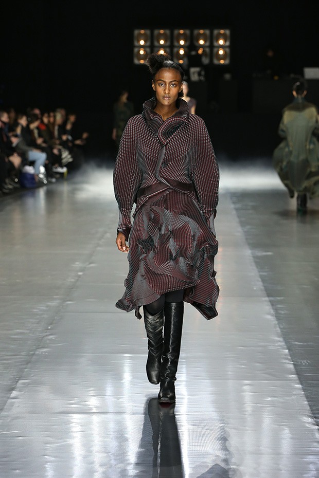 #PFW Issey Miyake Fall Winter 2016/17 Collection - Design Scene