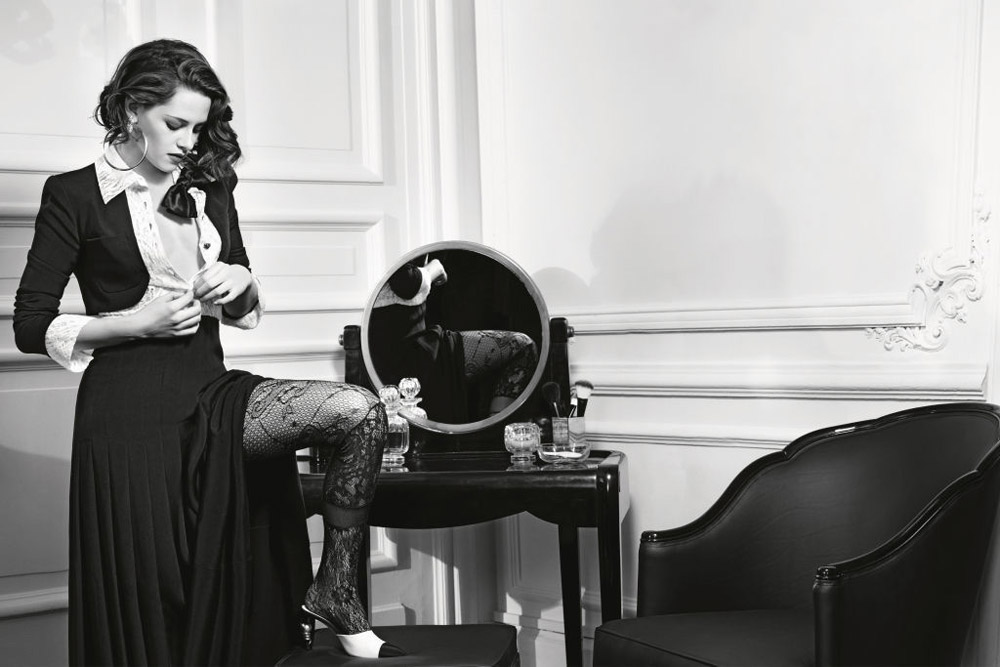 Kristen Stewart Rocks Long Hair and Sparkles at Chanel's Métiers d