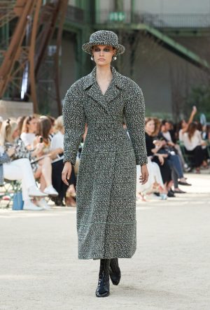 eiffel lagerfeld affair palais traslada torre cosmopolitanfm tampilan menjuarai hitam sebut palet desainer
