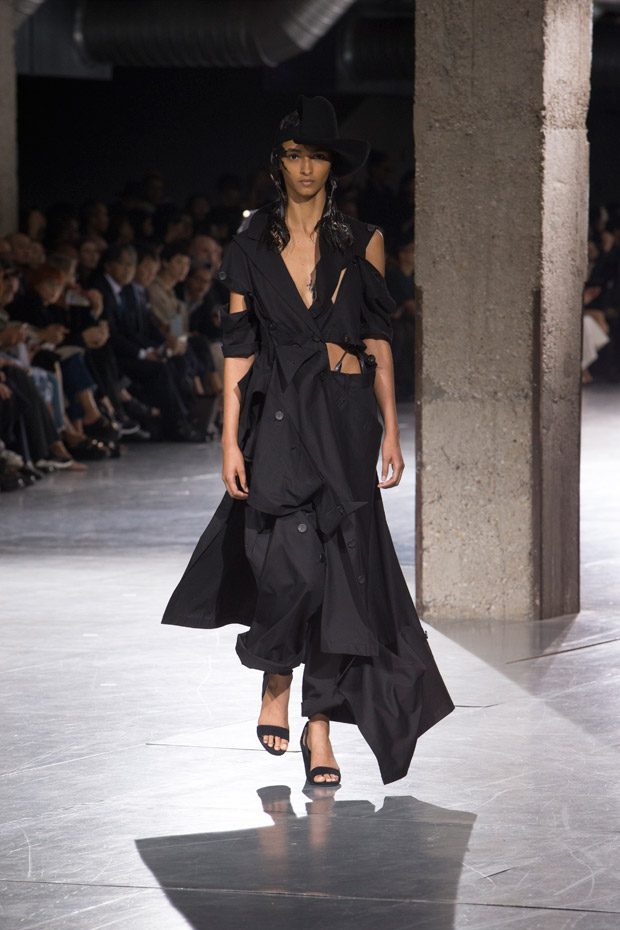 #PFW: YOHJI YAMAMOTO Spring Summer 2018 Womenswear Collection