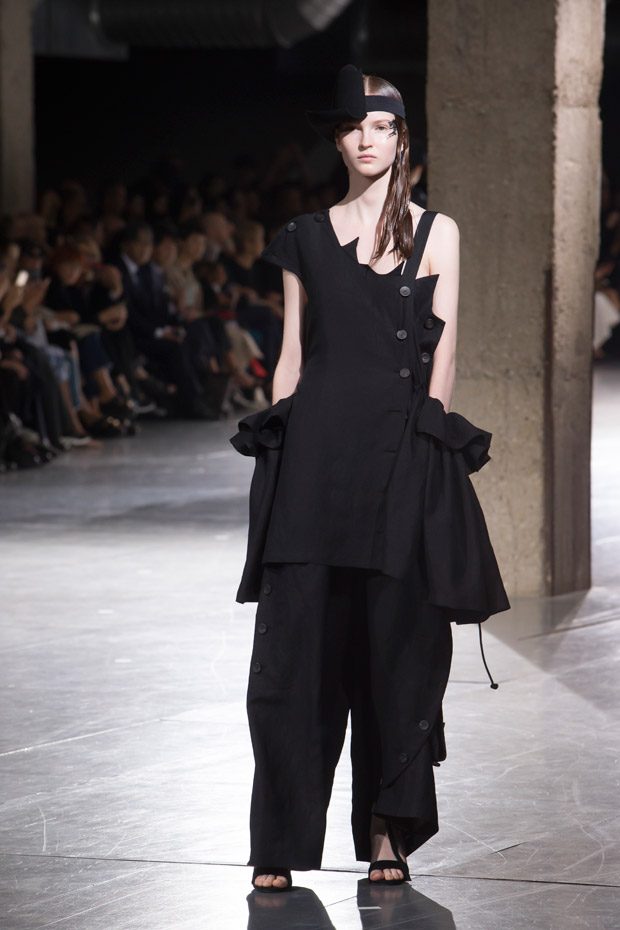 #PFW: YOHJI YAMAMOTO Spring Summer 2018 Womenswear Collection