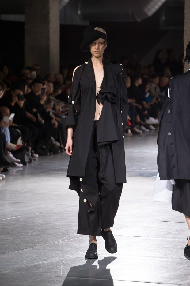 #PFW: YOHJI YAMAMOTO Spring Summer 2018 Womenswear Collection