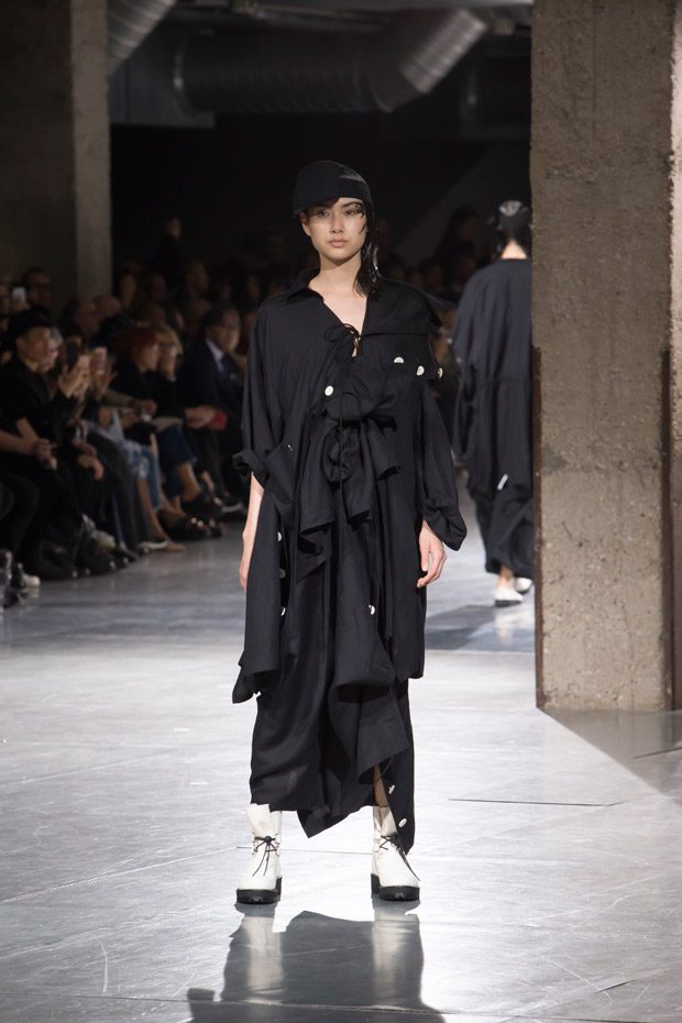 #PFW: YOHJI YAMAMOTO Spring Summer 2018 Womenswear Collection