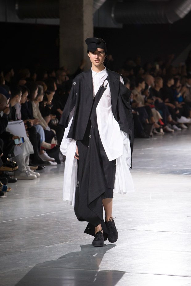 #PFW: YOHJI YAMAMOTO Spring Summer 2018 Womenswear Collection