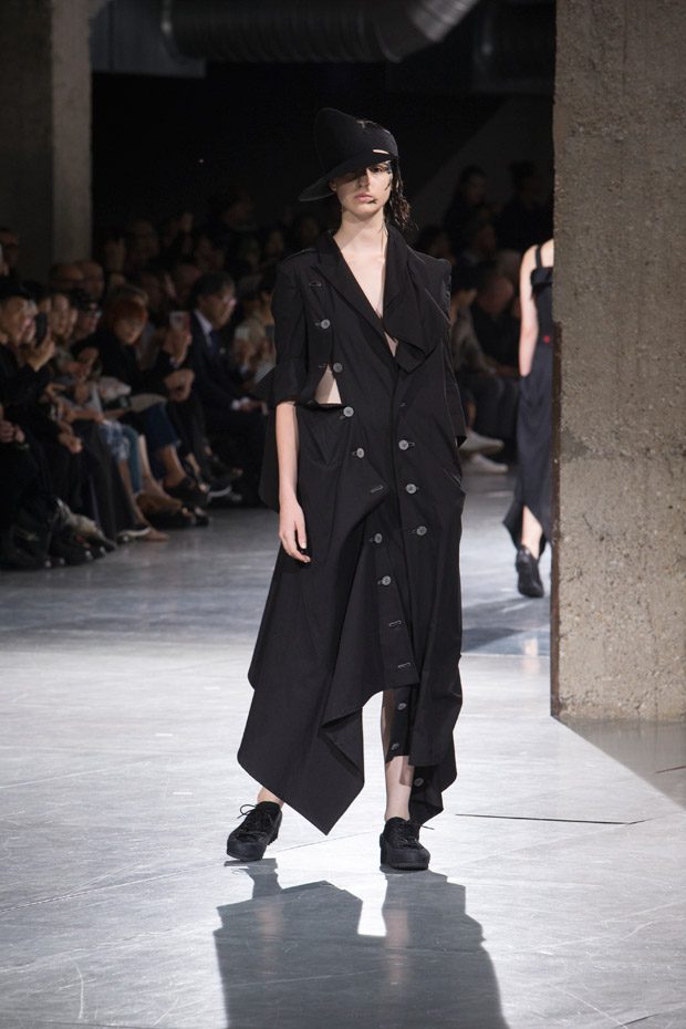 #PFW: YOHJI YAMAMOTO Spring Summer 2018 Womenswear Collection