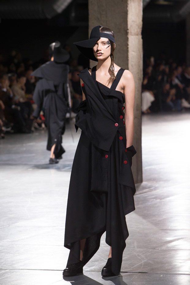 #PFW: YOHJI YAMAMOTO Spring Summer 2018 Womenswear Collection