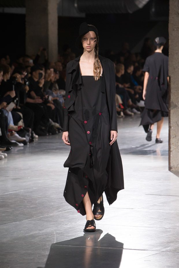 #PFW: YOHJI YAMAMOTO Spring Summer 2018 Womenswear Collection