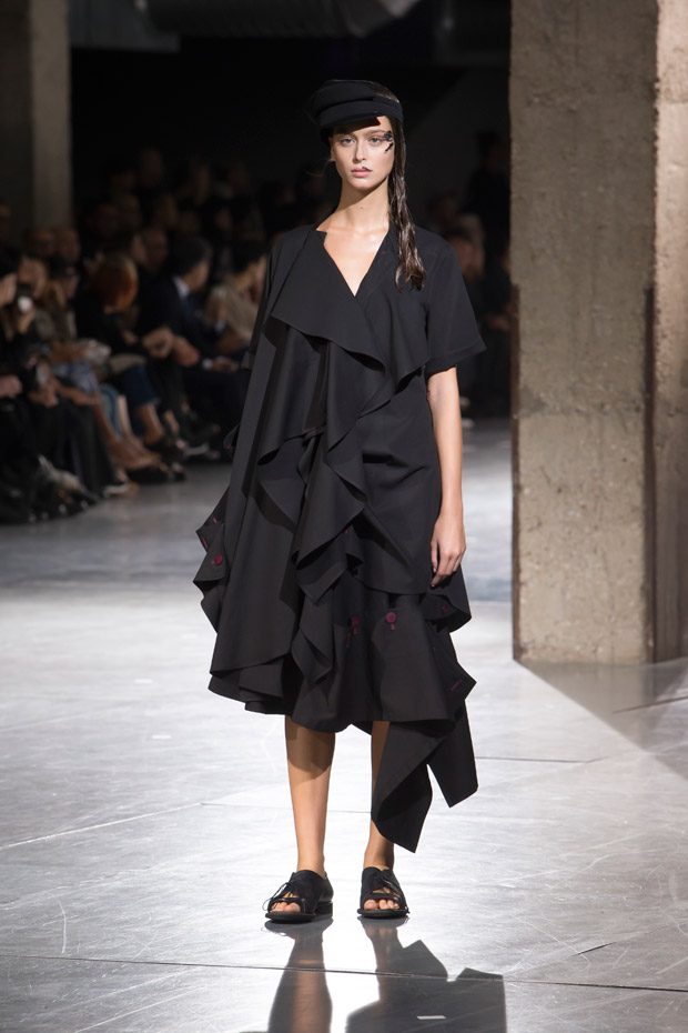 #PFW: YOHJI YAMAMOTO Spring Summer 2018 Womenswear Collection