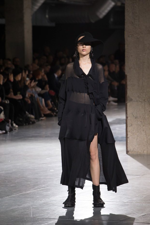 #PFW: YOHJI YAMAMOTO Spring Summer 2018 Womenswear Collection