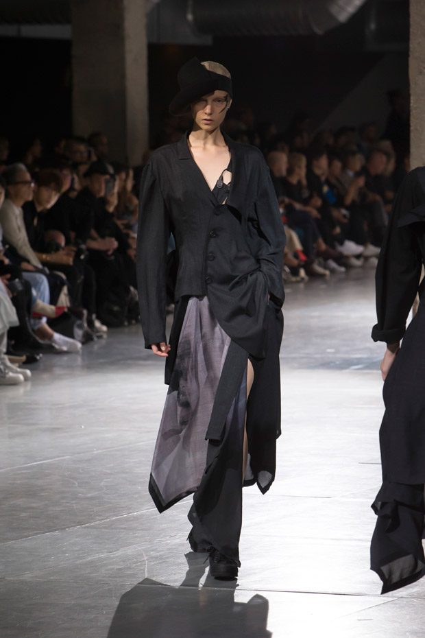 #PFW: YOHJI YAMAMOTO Spring Summer 2018 Womenswear Collection