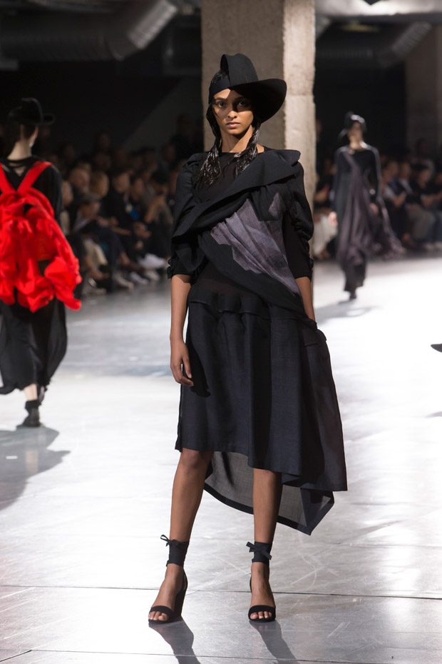 #PFW: YOHJI YAMAMOTO Spring Summer 2018 Womenswear Collection