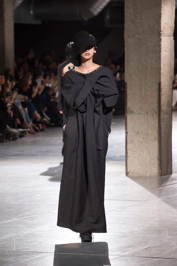 #PFW: YOHJI YAMAMOTO Spring Summer 2018 Womenswear Collection