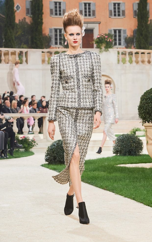 Les celebrites arrivent au defile Chanel au Grand Palais lors de la Fashion  Week Haute Couture collection printemps/ete 2019 de Paris Celebs attending  the Chanel Spring Summer 2019 show as part of