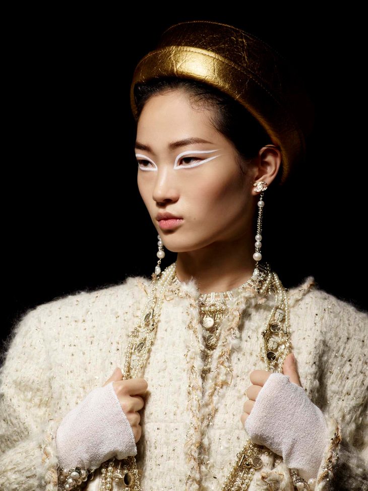 Hyun Ji Shin & Vittoria Ceretti Model Chanel Pre-Fall 2019 Collection