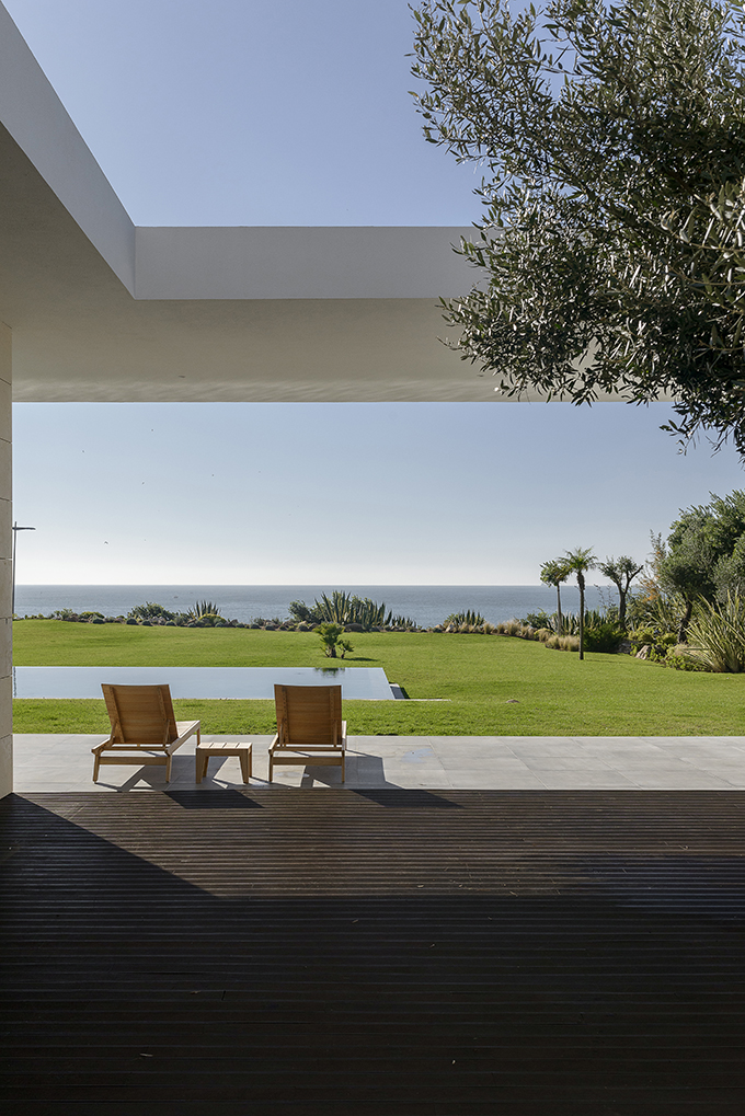 Sea Front Villa by Arq Tailor’s