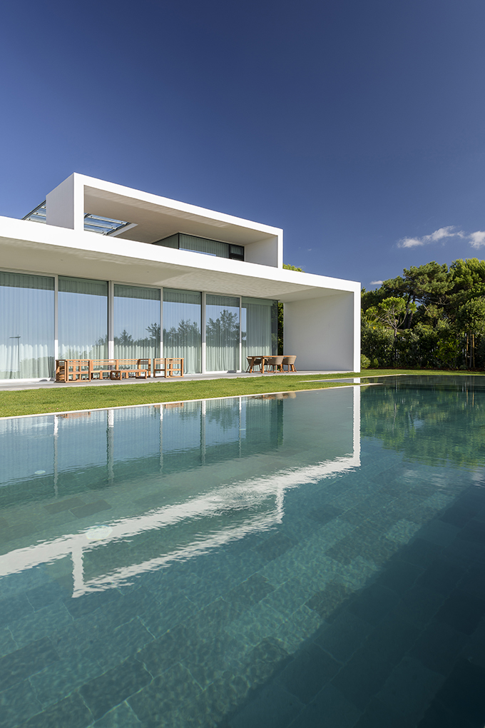 ARCHISCENE: Discover the Sea Front Villa by Arq Tailor’s