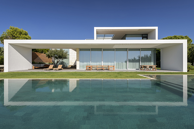 ARCHISCENE: Discover the Sea Front Villa by Arq Tailor’s