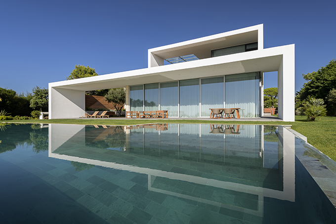 ARCHISCENE: Discover the Sea Front Villa by Arq Tailor’s