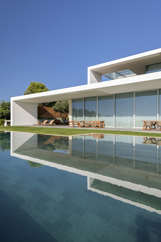 ARCHISCENE: Discover the Sea Front Villa by Arq Tailor’s
