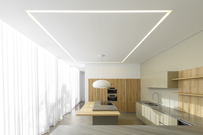 ARCHISCENE: Discover the Sea Front Villa by Arq Tailor’s
