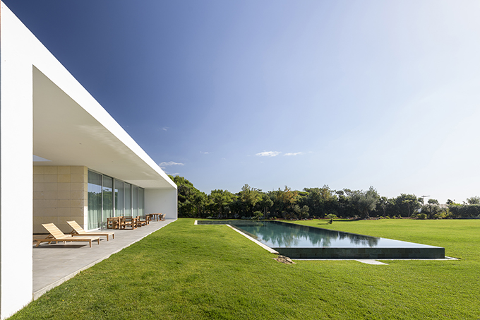 Sea Front Villa by Arq Tailor’s