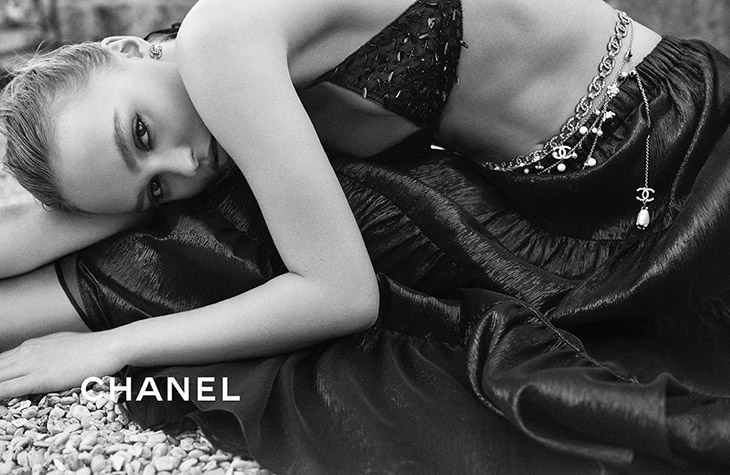 CHANEL on X: Scenes with Lily-Rose Depp recall moments on the Riviera with  CHANEL jackets in lightweight tweed and visor-topped sunglasses.  Photographed by Karim Sadli. Now available in boutiques. #CHANELCruise # CHANEL See