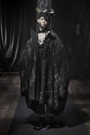 Yohji Yamamoto Womenswear Fall Winter 2021 Runway Collection