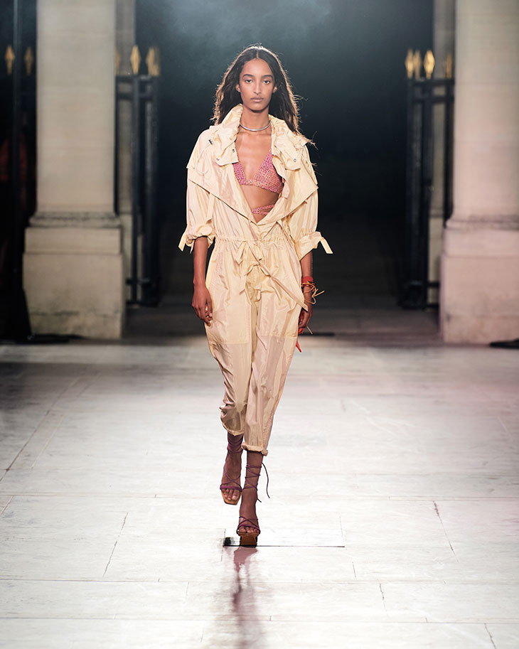 År Tåget scarp PFW: ISABEL MARANT Spring Summer 2022 Womenswear Collection