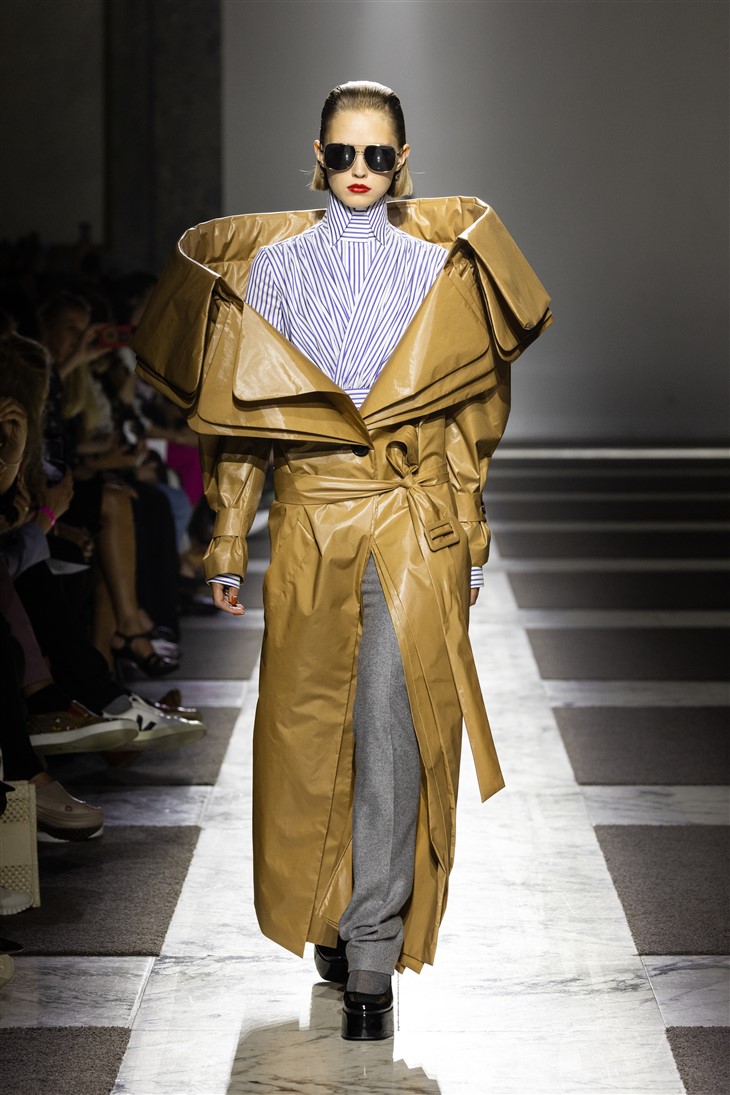 VIKTOR & ROLF Fall Winter 2022.23 Haute Couture Collection - DSCENE