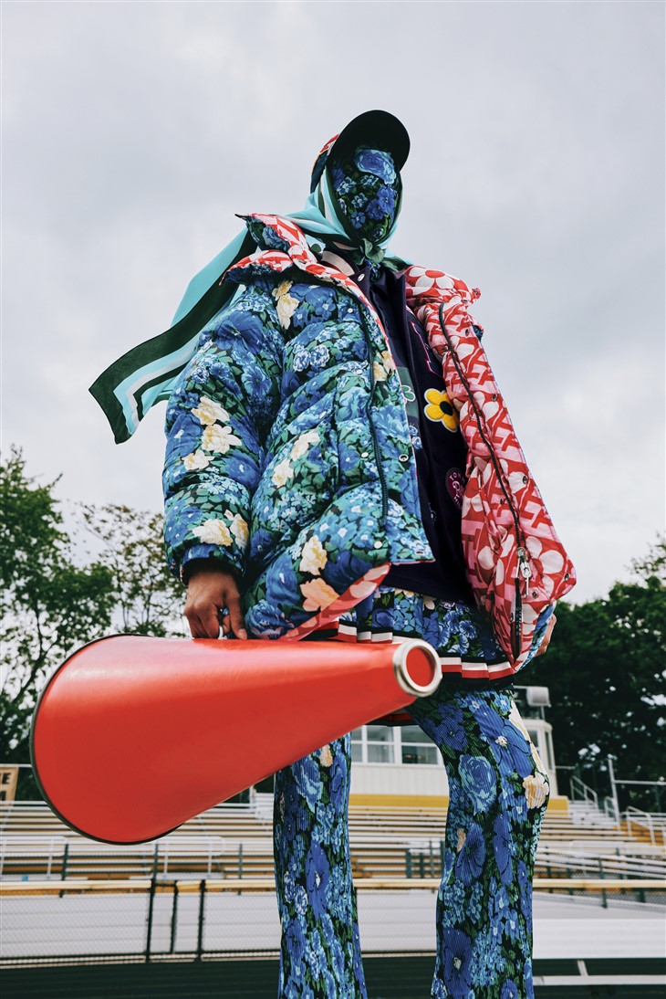 A poderosa collab Factory entre Tommy Hilfiger e Richard Quinn é revelada debaixo de chuva torrencial