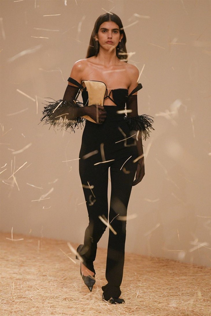 Jacquemus Doubles Down on Raffia for Spring 2023 'Le Raphia' Collection -  Fashionista