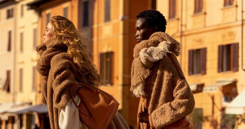 Latest Fashion Brand Updates, Campaigns & Shows  LE MILE Magazine News  Blog - Loro Piana All-New Extra Bag: The Must-Have Accessory of Fall  Winter 2023-2024 - LE MILE