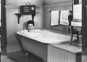 8 Signs That Tell You Your Bathroom Is Out of Date