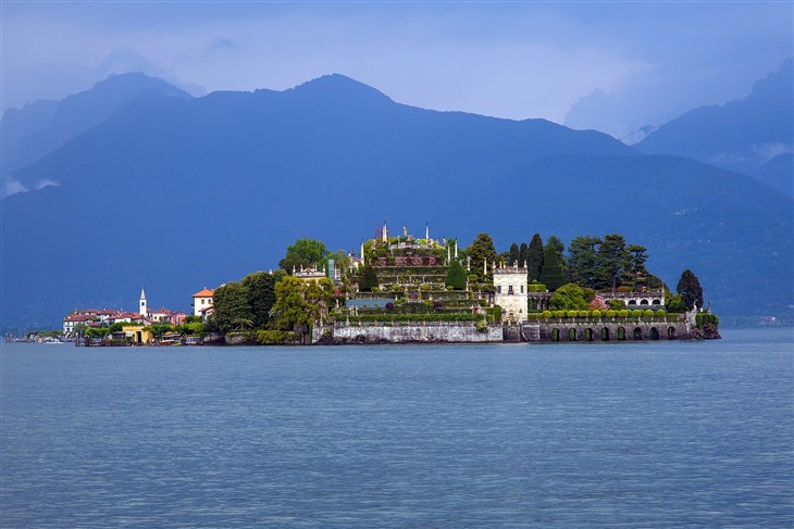 Louis Vuitton Cruise 2024 Show at Isola Bella - Glam & Glitter