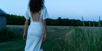 Things to Keep In Mind When Wearing Backless Dresses