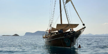 Apiliotis: Unforgettable Journey Around the Coasts of Hydra