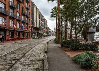 Immersing Yourself in Savannah’s Romantic Atmosphere