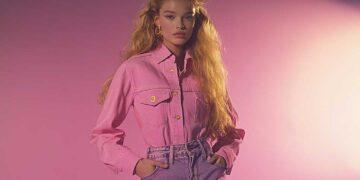 Color Me Stylish: How to Wear Colored Jeans Like a Fashion Pro