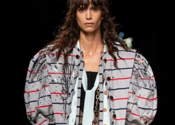 Louis Vuitton SS25: Contrasting Styles at the Louvre